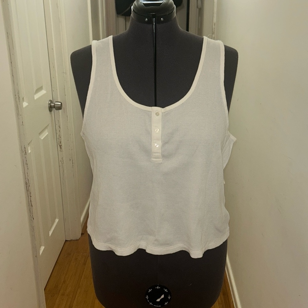 NWT white old navy sleep tank. Triple button detail on front.